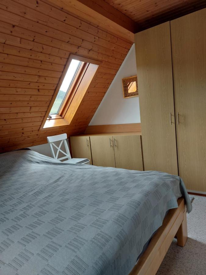 Dachgeschosswohnung Mit Burgblick In Kues برنكاستيل كويس المظهر الخارجي الصورة